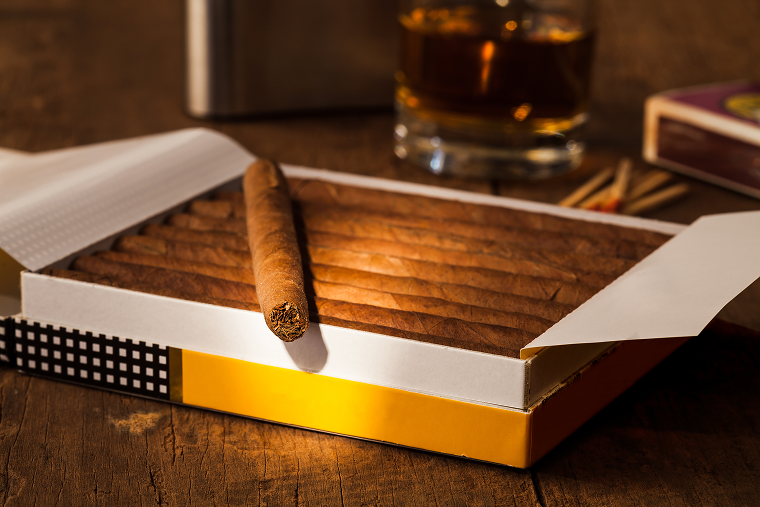 cigar-old-wooden-table-with-best-whisky